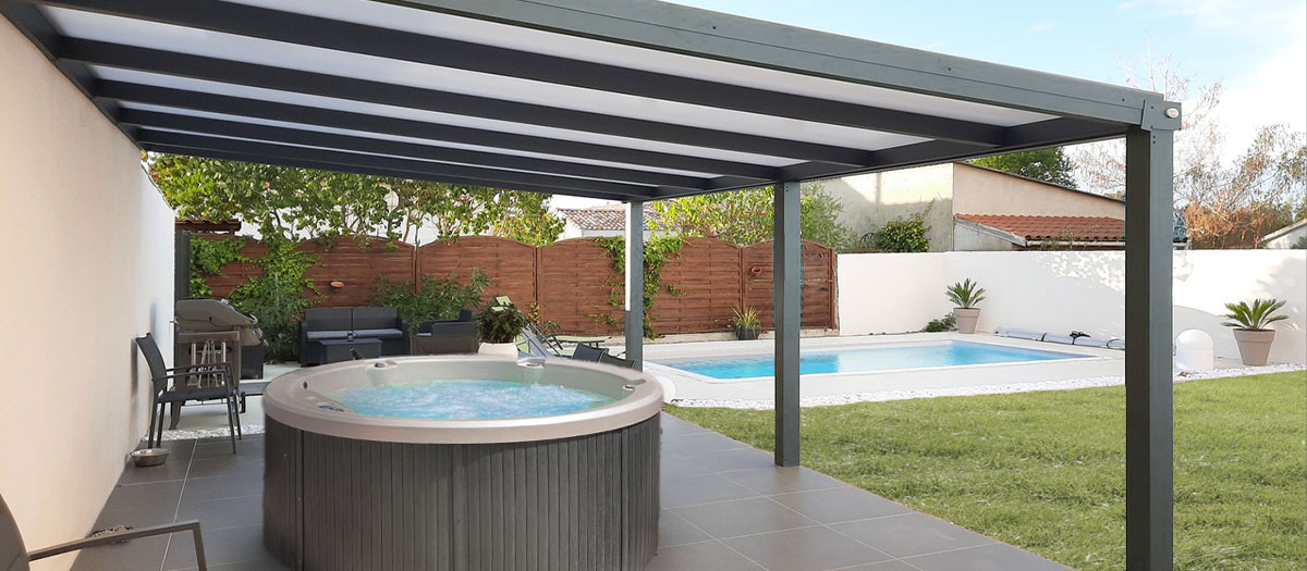 Photo d'une Pergola Aluminium CLIMALUX avec un spa