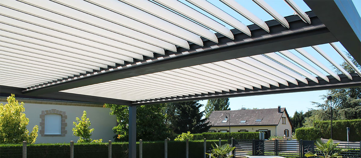 Photo des lames orientable d'une Pergola Bioclimatique EOLUX Adossée